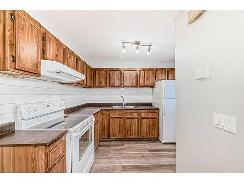 5-4360 58 Street Ne, Calgary, AB - Indoor Photo Showing Kitchen With Double Sink