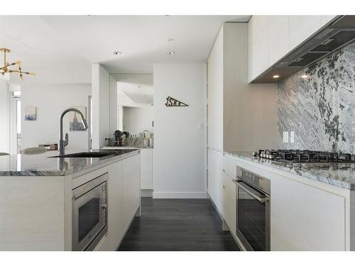 1708-310 12 Avenue Sw, Calgary, AB - Indoor Photo Showing Kitchen With Upgraded Kitchen