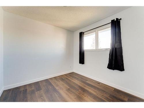 4851 Mardale Road Ne, Calgary, AB - Indoor Photo Showing Other Room