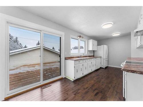 895 Pinecliff Drive Ne, Calgary, AB - Indoor Photo Showing Kitchen