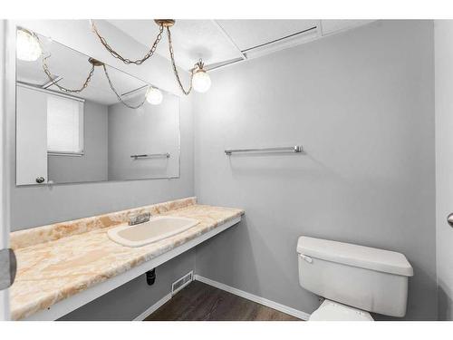 895 Pinecliff Drive Ne, Calgary, AB - Indoor Photo Showing Bathroom