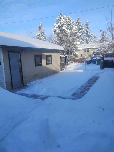 895 Pinecliff Drive Ne, Calgary, AB - Indoor Photo Showing Garage