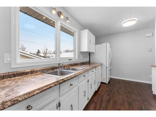 895 Pinecliff Drive Ne, Calgary, AB - Indoor Photo Showing Kitchen With Double Sink