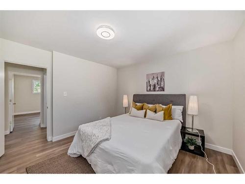 3420 Button Road Nw, Calgary, AB - Indoor Photo Showing Bedroom