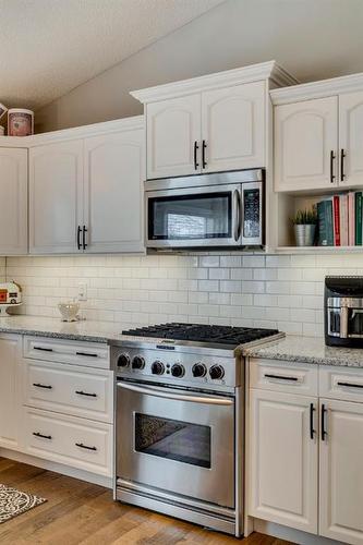 940 Woodside Lane Nw, Airdrie, AB - Indoor Photo Showing Kitchen With Upgraded Kitchen