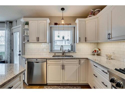 940 Woodside Lane Nw, Airdrie, AB - Indoor Photo Showing Kitchen With Stainless Steel Kitchen With Double Sink With Upgraded Kitchen