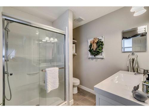 940 Woodside Lane Nw, Airdrie, AB - Indoor Photo Showing Bathroom