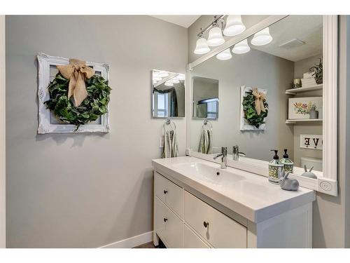 940 Woodside Lane Nw, Airdrie, AB - Indoor Photo Showing Bathroom