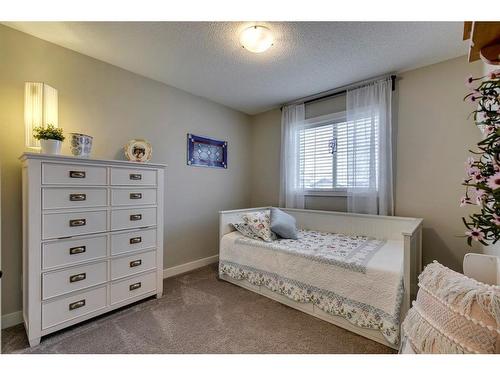 940 Woodside Lane Nw, Airdrie, AB - Indoor Photo Showing Bedroom