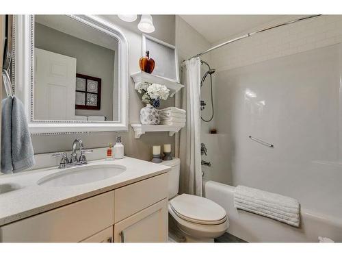 940 Woodside Lane Nw, Airdrie, AB - Indoor Photo Showing Bathroom