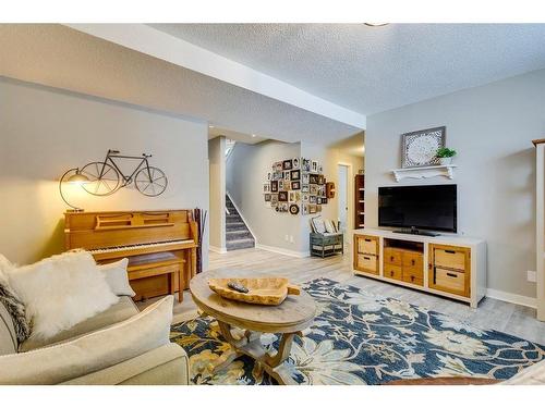 940 Woodside Lane Nw, Airdrie, AB - Indoor Photo Showing Living Room