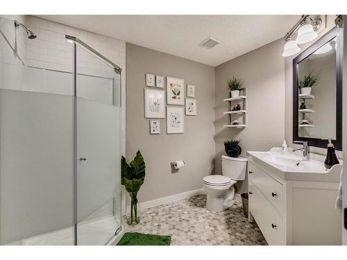 940 Woodside Lane Nw, Airdrie, AB - Indoor Photo Showing Bathroom