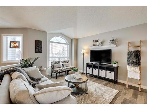 940 Woodside Lane Nw, Airdrie, AB - Indoor Photo Showing Living Room