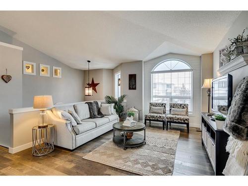 940 Woodside Lane Nw, Airdrie, AB - Indoor Photo Showing Living Room