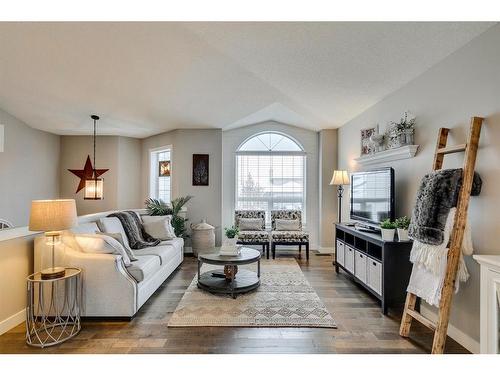 940 Woodside Lane Nw, Airdrie, AB - Indoor Photo Showing Living Room