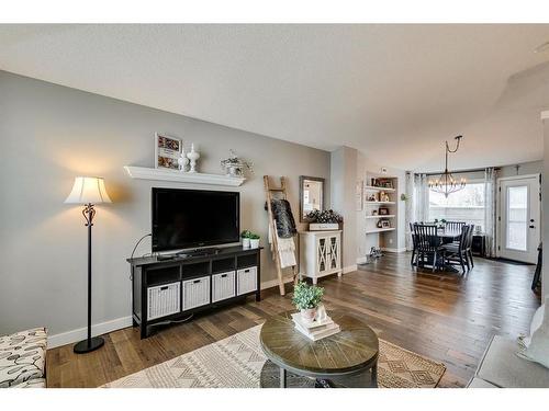 940 Woodside Lane Nw, Airdrie, AB - Indoor Photo Showing Living Room