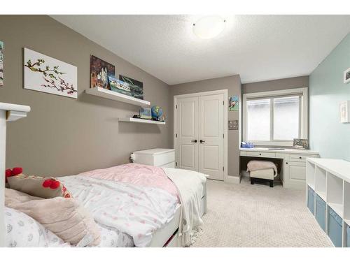 138 Aspen Stone Grove Sw, Calgary, AB - Indoor Photo Showing Bedroom