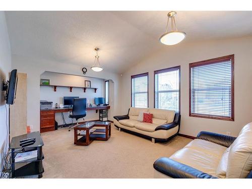 7 Aspen Stone Way Sw, Calgary, AB - Indoor Photo Showing Living Room