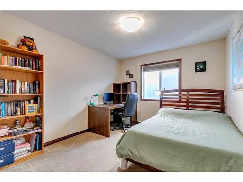 7 Aspen Stone Way Sw, Calgary, AB - Indoor Photo Showing Bedroom