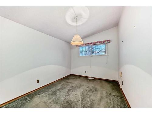 5215 19 Street Sw, Calgary, AB - Indoor Photo Showing Other Room