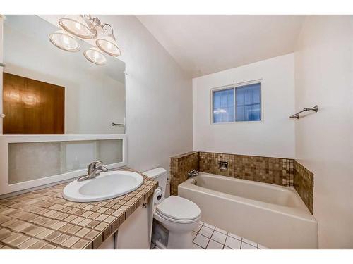 5215 19 Street Sw, Calgary, AB - Indoor Photo Showing Bathroom