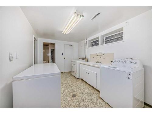 5215 19 Street Sw, Calgary, AB - Indoor Photo Showing Laundry Room