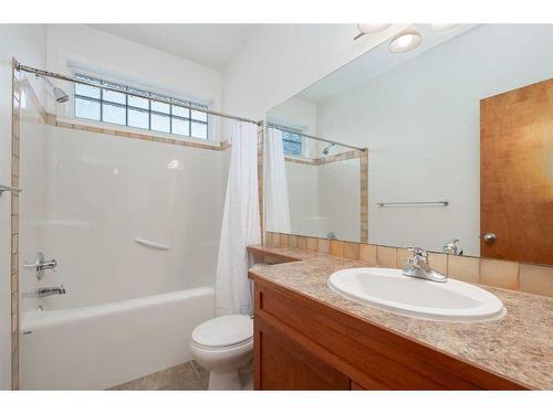 201-824 10 Street Nw, Calgary, AB - Indoor Photo Showing Bathroom