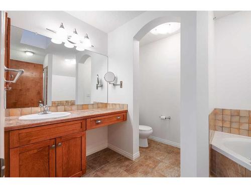 201-824 10 Street Nw, Calgary, AB - Indoor Photo Showing Bathroom