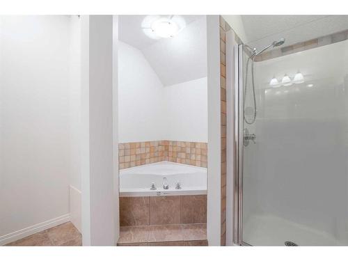 201-824 10 Street Nw, Calgary, AB - Indoor Photo Showing Bathroom