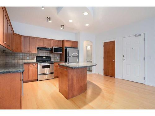 201-824 10 Street Nw, Calgary, AB - Indoor Photo Showing Kitchen