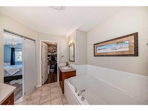 39 Wentworth Close Sw, Calgary, AB - Indoor Photo Showing Bathroom