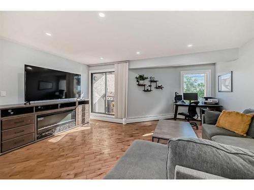 20-712 4 Street Ne, Calgary, AB - Indoor Photo Showing Living Room