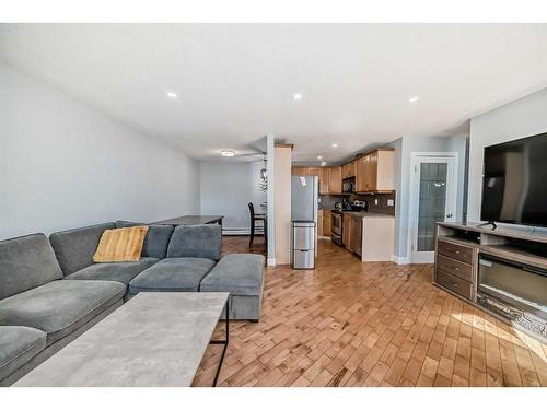 20-712 4 Street Ne, Calgary, AB - Indoor Photo Showing Living Room