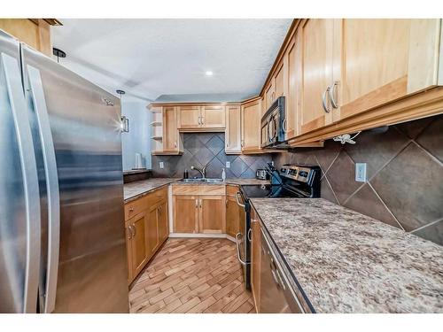 20-712 4 Street Ne, Calgary, AB - Indoor Photo Showing Kitchen With Double Sink