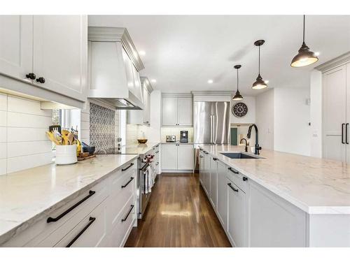 7 Maryland Place Sw, Calgary, AB - Indoor Photo Showing Kitchen With Upgraded Kitchen