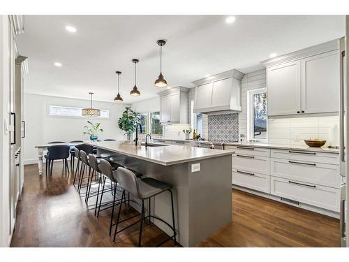 7 Maryland Place Sw, Calgary, AB - Indoor Photo Showing Kitchen With Upgraded Kitchen