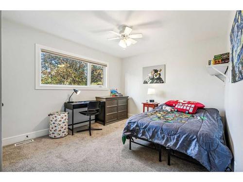 7 Maryland Place Sw, Calgary, AB - Indoor Photo Showing Bedroom