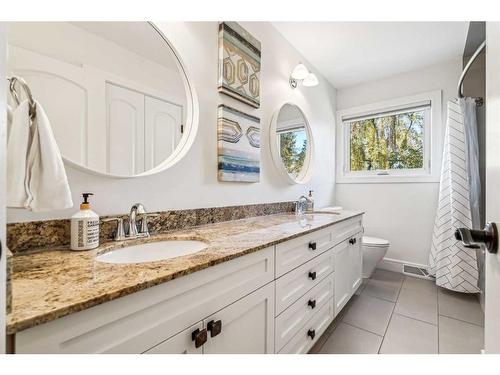 7 Maryland Place Sw, Calgary, AB - Indoor Photo Showing Bathroom