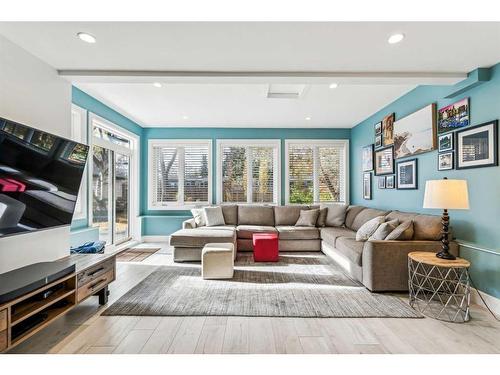 7 Maryland Place Sw, Calgary, AB - Indoor Photo Showing Living Room