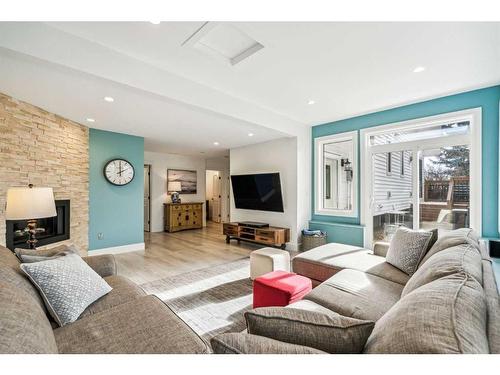 7 Maryland Place Sw, Calgary, AB - Indoor Photo Showing Living Room With Fireplace