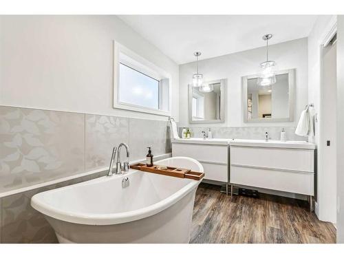 7 Maryland Place Sw, Calgary, AB - Indoor Photo Showing Bathroom