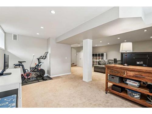 7 Maryland Place Sw, Calgary, AB - Indoor Photo Showing Gym Room