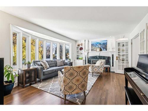 7 Maryland Place Sw, Calgary, AB - Indoor Photo Showing Living Room