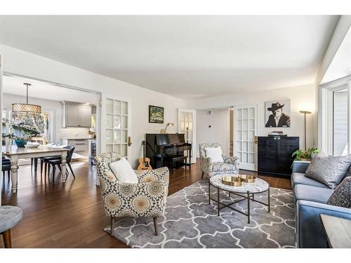 7 Maryland Place Sw, Calgary, AB - Indoor Photo Showing Living Room