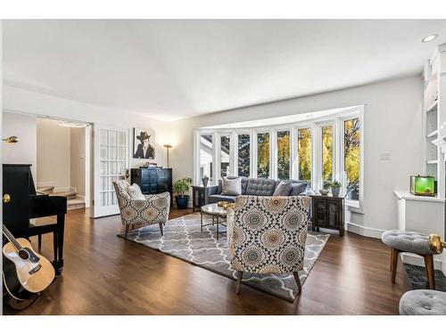 7 Maryland Place Sw, Calgary, AB - Indoor Photo Showing Living Room