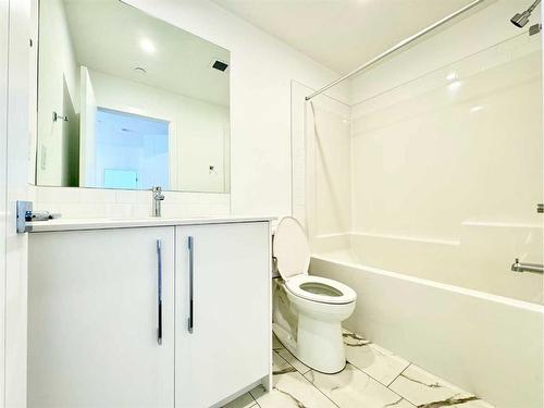 2116-111 Wolf Creek Drive Se, Calgary, AB - Indoor Photo Showing Bathroom