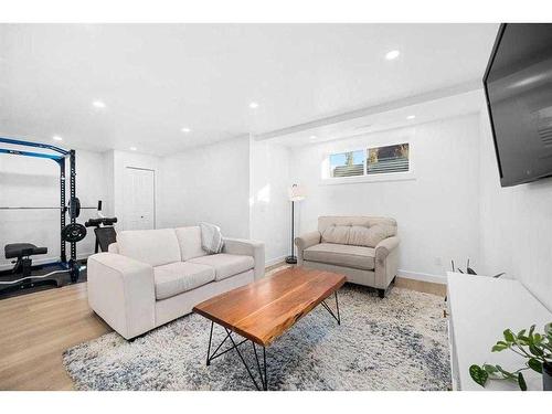 277 Willow Park, Cochrane, AB - Indoor Photo Showing Living Room