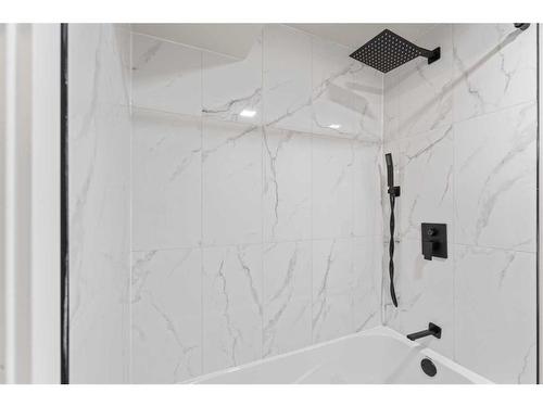 5716 Dalmead Crescent Nw, Calgary, AB - Indoor Photo Showing Bathroom