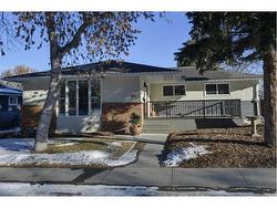 20 Hillgreen Place SW Calgary, AB T2V 3L2