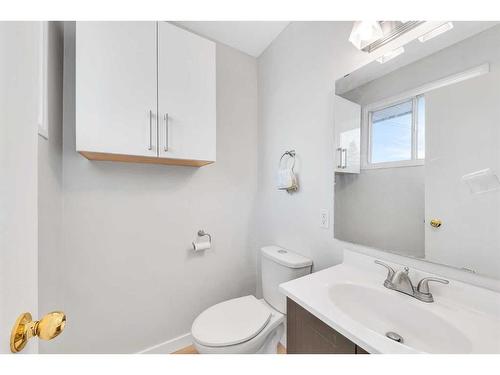 263 Penbrooke Way Se, Calgary, AB - Indoor Photo Showing Bathroom